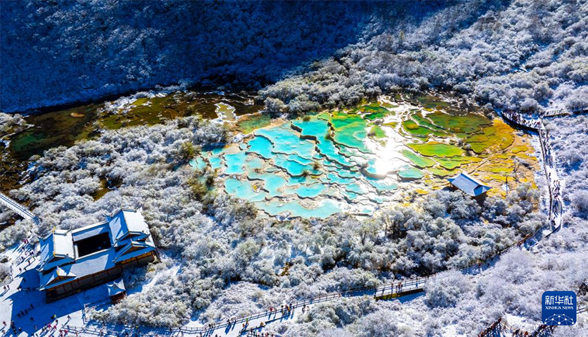 Сычуаньның Хуанлун көркем аймағында алғашқы қар жауды