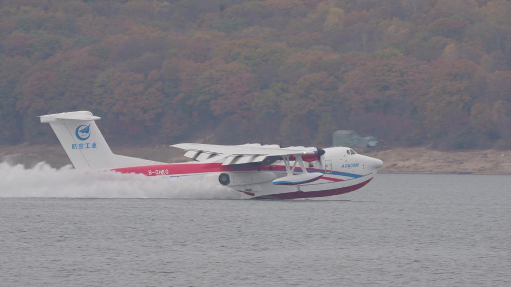 AG600 «Kunlong» далада су сору және су бүрку бойынша алғашқы жаттығуын сәтті аяқтады