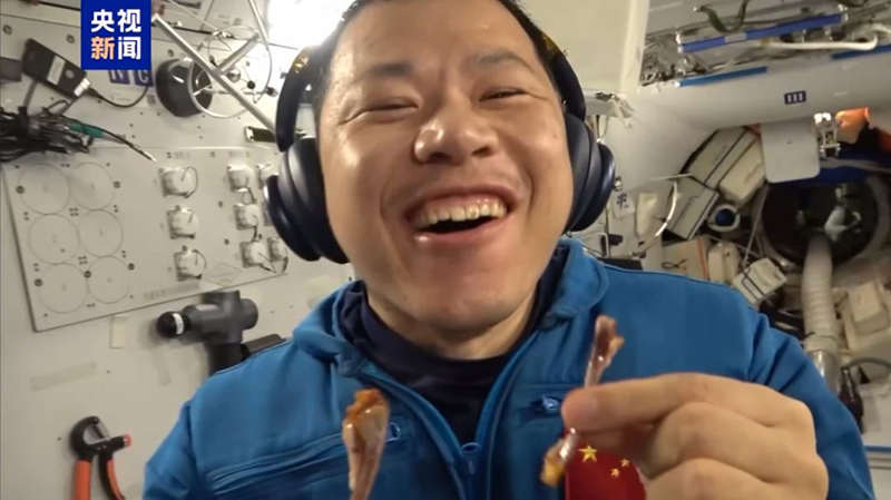 Қытайлық ғарышкерлер ғарыш станциясында «барбекю» жеді