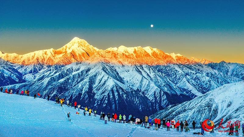 Сычуань өлкесінің Кандин қаласында «алтын тау» жарқырады