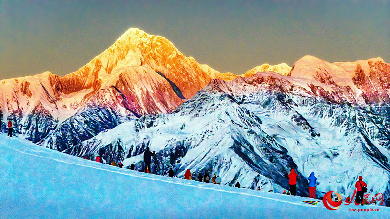 Сычуань өлкесінің Кандин қаласында «алтын тау» жарқырады