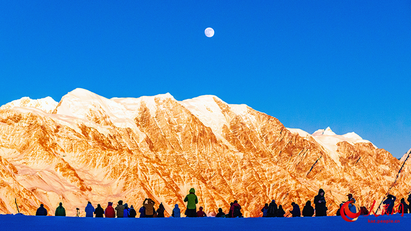 Сычуань өлкесінің Кандин қаласында «алтын тау» жарқырады