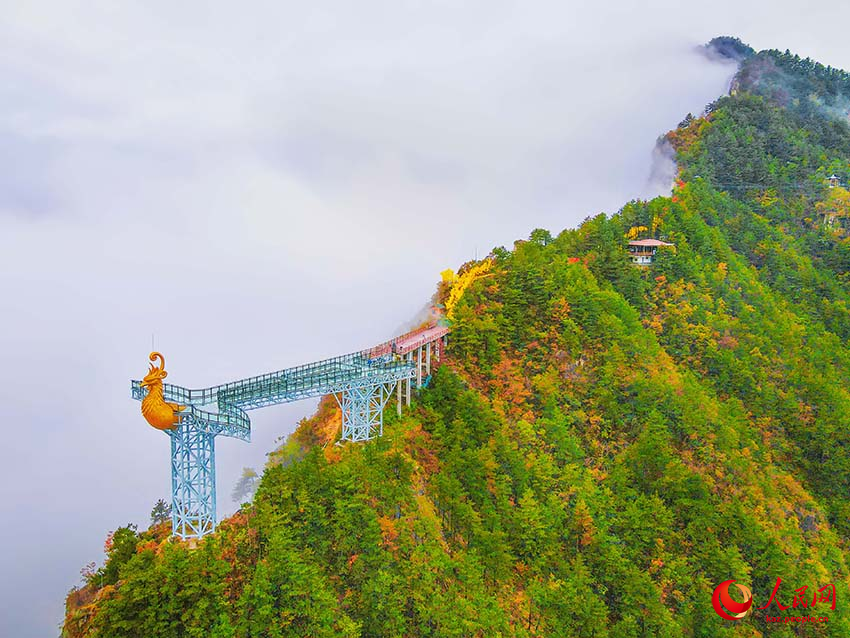 Юэси, Аньхой: Таудағы күз және шөккен бұлт