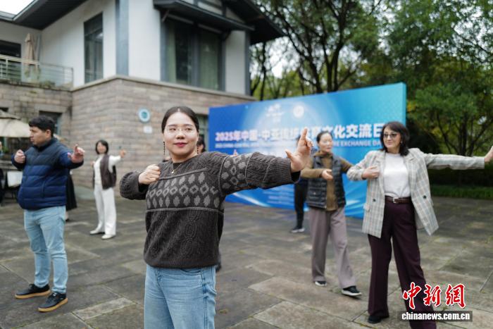 Чжэцзян өлкесінің Ханчжоу қаласында Орталық Азиядан келген достар Бадуаньцзинь жаттығуын жасады