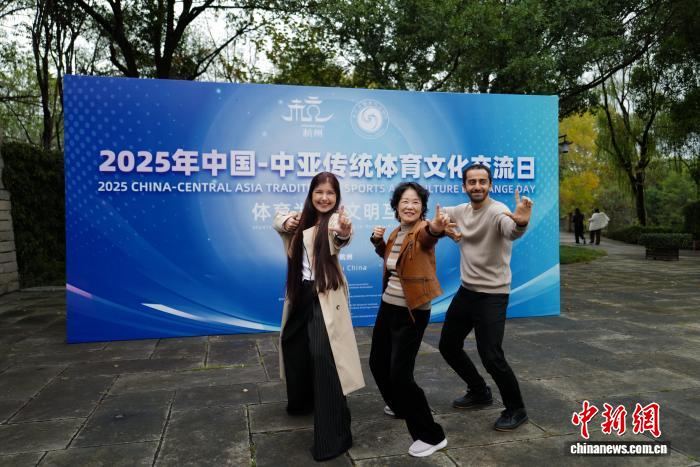 Чжэцзян өлкесінің Ханчжоу қаласында Орталық Азиядан келген достар Бадуаньцзинь жаттығуын жасады