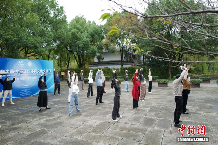 Чжэцзян өлкесінің Ханчжоу қаласында Орталық Азиядан келген достар Бадуаньцзинь жаттығуын жасады