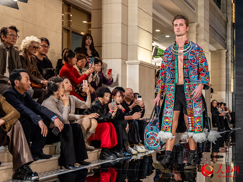 Гуйчжоу дәстүрлі ұлттық киімдері 2025 жылғы Нью-Йорк сән апталығының Шанхай бөлімшесінде көрсетілді