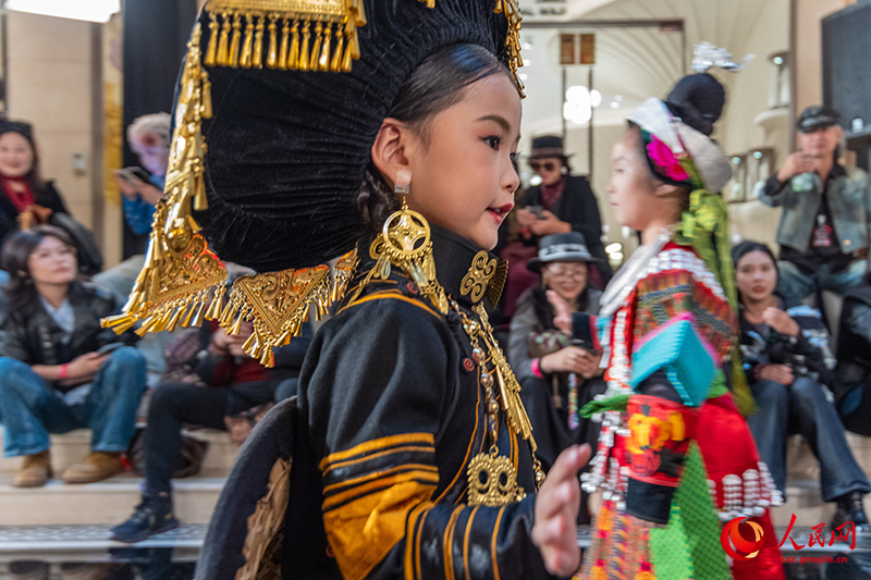 Гуйчжоу дәстүрлі ұлттық киімдері 2025 жылғы Нью-Йорк сән апталығының Шанхай бөлімшесінде көрсетілді