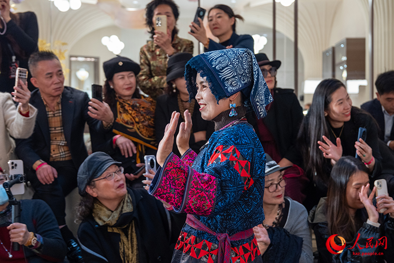 Гуйчжоу дәстүрлі ұлттық киімдері 2025 жылғы Нью-Йорк сән апталығының Шанхай бөлімшесінде көрсетілді