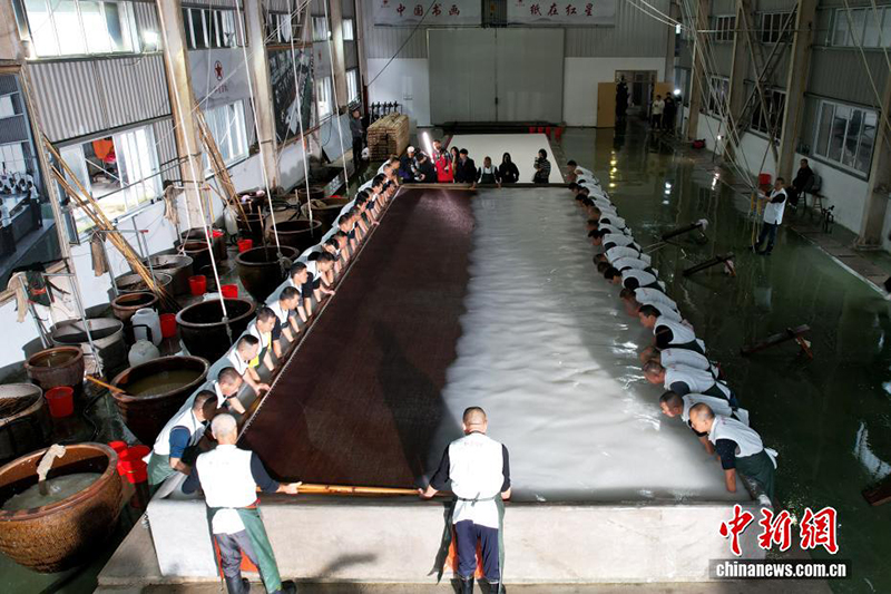 Аньхой өлкесінің шағын ауылы үлкен сюань қағазының жасалуымен бөлісті