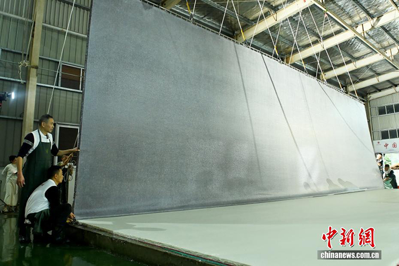 Аньхой өлкесінің шағын ауылы үлкен сюань қағазының жасалуымен бөлісті