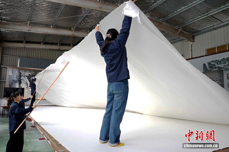 Аньхой өлкесінің шағын ауылы үлкен сюань қағазының жасалуымен бөлісті