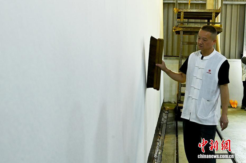 Аньхой өлкесінің шағын ауылы үлкен сюань қағазының жасалуымен бөлісті