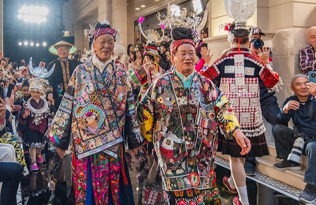 Гуйчжоу дәстүрлі ұлттық киімдері 2025 жылғы Нью-Йорк сән апталығының Шанхай бөлімшесінде көрсетілді