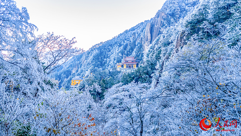 Туристер Аньхой өлкесі Чичжоу қаласы Цзюхуашань тауындағы қырауды тамашалады