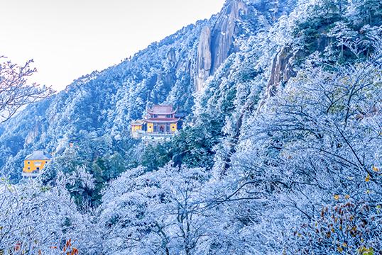 Туристер Аньхой өлкесі Чичжоу қаласы Цзюхуашань тауындағы қырауды тамашалады