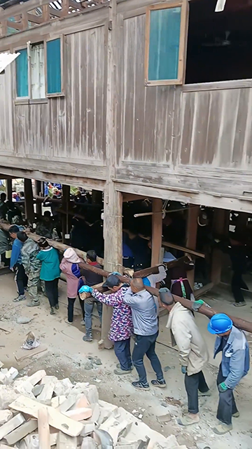 Ауыл тұрғындары он тонналық ағаш үйді 30 метр аралыққа жылжытты