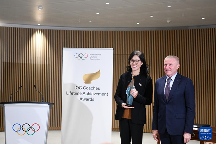 Волейболдан Қытай әйелдер құрамасының бұрынғы бас бапкері Лан Пин Халықаралық Олимпиада Комитетінің өмірлік жетістік сыйлығын еншіледі