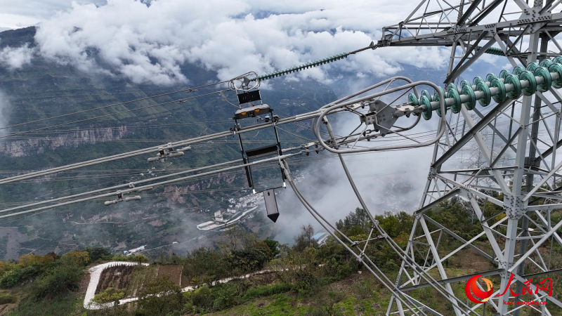 Сычуаньда «Дрон + барлаушы робот» жүйесі ультра жоғары вольтты электр желісіне «медициналық тексеру» жасады