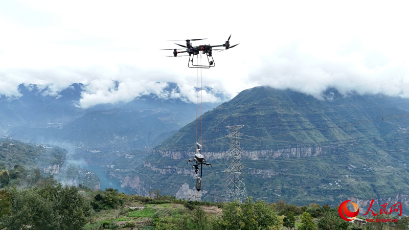 Сычуаньда «Дрон + барлаушы робот» жүйесі ультра жоғары вольтты электр желісіне «медициналық тексеру» жасады