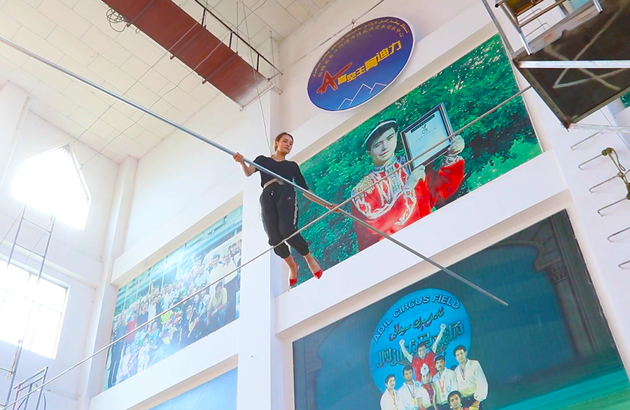 Даваз аруы: сым арқан үстіндегі тәуекел