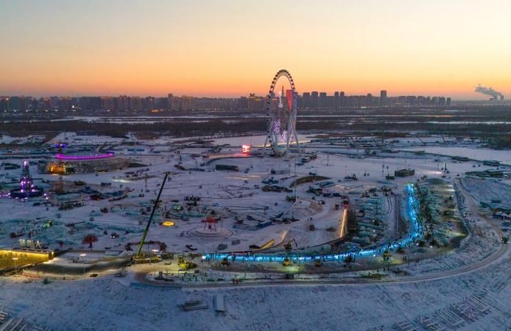 Харбин қар-мұз әлеміндегі Супер мұз сырғанағы салынып жатыр