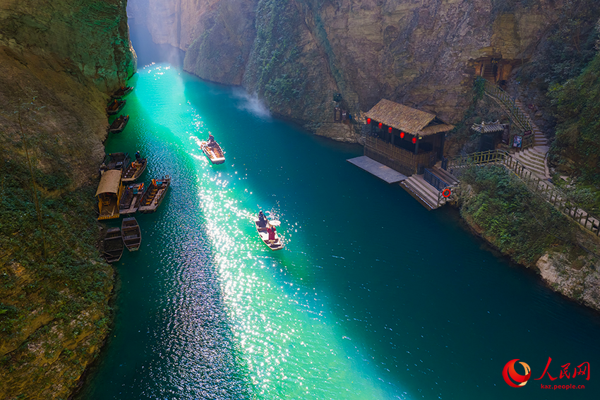 Хэфэн, Хубэй: Суреттей сұлу көлде қайықпен жүзу