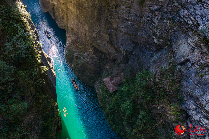 Хэфэн, Хубэй: Суреттей сұлу көлде қайықпен жүзу