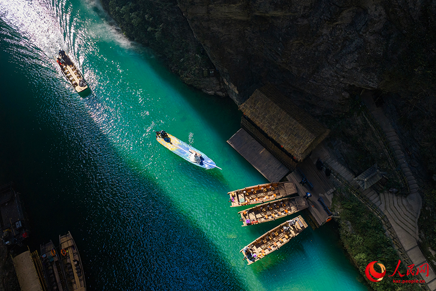 Хэфэн, Хубэй: Суреттей сұлу көлде қайықпен жүзу