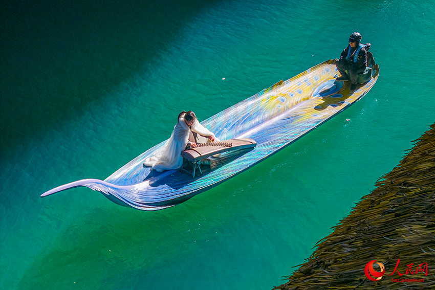 Хэфэн, Хубэй: Суреттей сұлу көлде қайықпен жүзу