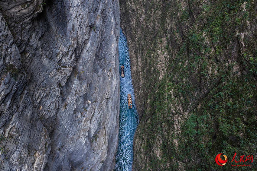 Хэфэн, Хубэй: Суреттей сұлу көлде қайықпен жүзу