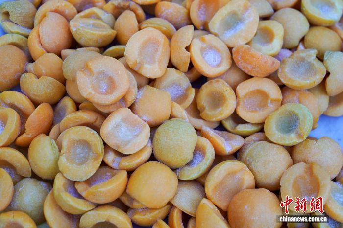 Хэйлунцзяндағы Харбин қаласы «табиғи тоңазытқышқа» айналып, көшелерде мұздатылған өнімдер сатыла бастады