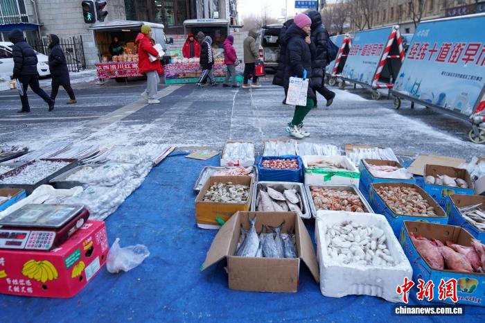 Хэйлунцзяндағы Харбин қаласы «табиғи тоңазытқышқа» айналып, көшелерде мұздатылған өнімдер сатыла бастады