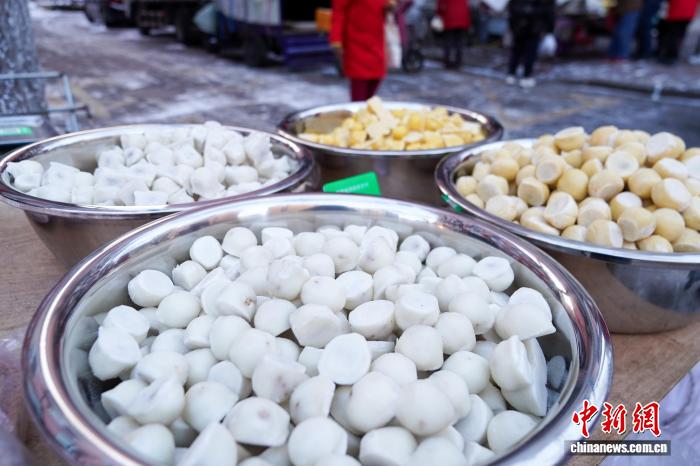 Хэйлунцзяндағы Харбин қаласы «табиғи тоңазытқышқа» айналып, көшелерде мұздатылған өнімдер сатыла бастады