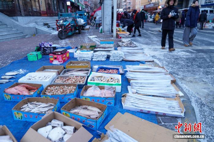 Хэйлунцзяндағы Харбин қаласы «табиғи тоңазытқышқа» айналып, көшелерде мұздатылған өнімдер сатыла бастады