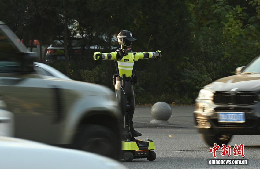 ЖИ жол полициясы Ханчжоу қаласында жұмысқа тұрды