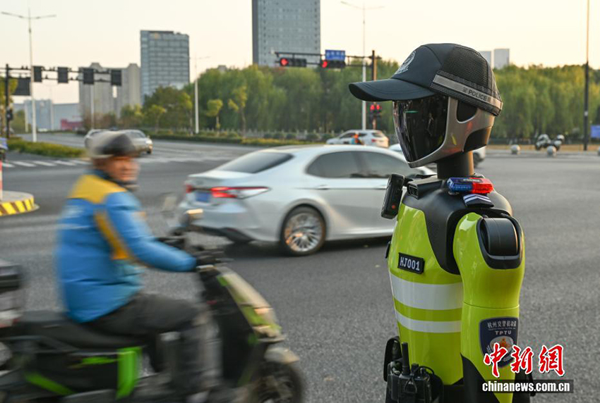ЖИ жол полициясы Ханчжоу қаласында жұмысқа тұрды