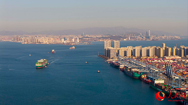Шаньдундағы Циндао портының жылдық жүк тасымалдау көлемі тағы да 700 миллион тоннадан асты
