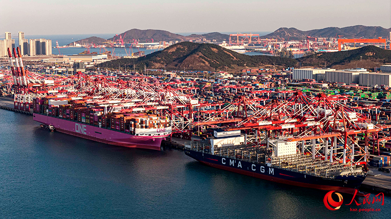Шаньдундағы Циндао портының жылдық жүк тасымалдау көлемі тағы да 700 миллион тоннадан асты