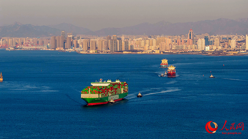 Шаньдундағы Циндао портының жылдық жүк тасымалдау көлемі тағы да 700 миллион тоннадан асты