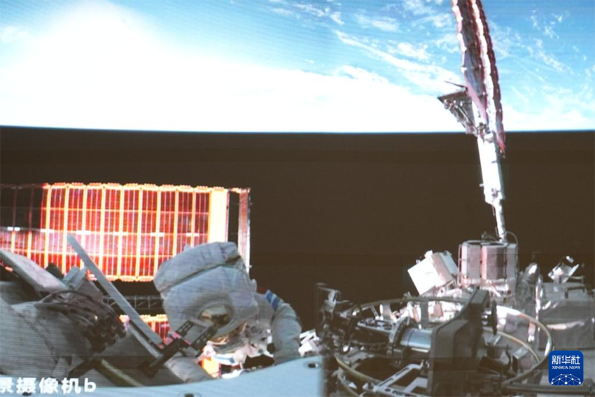 Шэньчжоу-21 ғарышкерлері ғарышта алғашқы кабинадан шығу әрекетін сәтті аяқтады