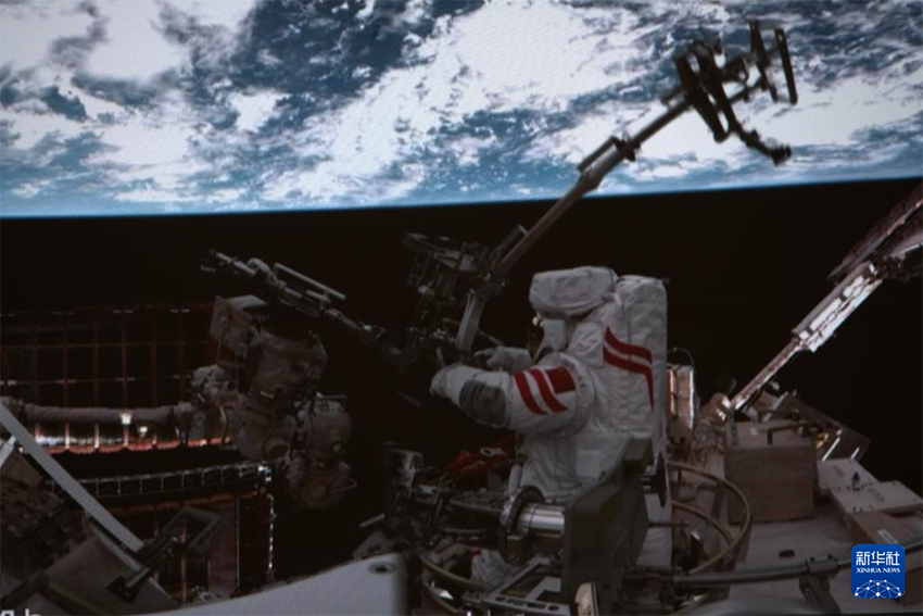 Шэньчжоу-21 ғарышкерлері ғарышта алғашқы кабинадан шығу әрекетін сәтті аяқтады