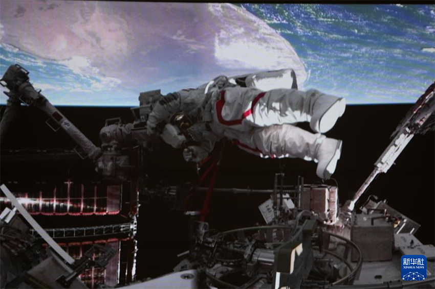 Шэньчжоу-21 ғарышкерлері ғарышта алғашқы кабинадан шығу әрекетін сәтті аяқтады