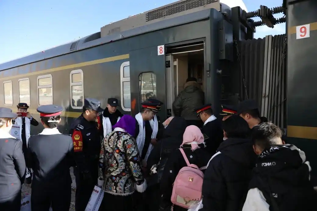 Цинхай-Сицзан темір жолындағы теңіз деңгейінен 4721 метр биіктіктегі жолаушылар станциясы пайдалануға берілді