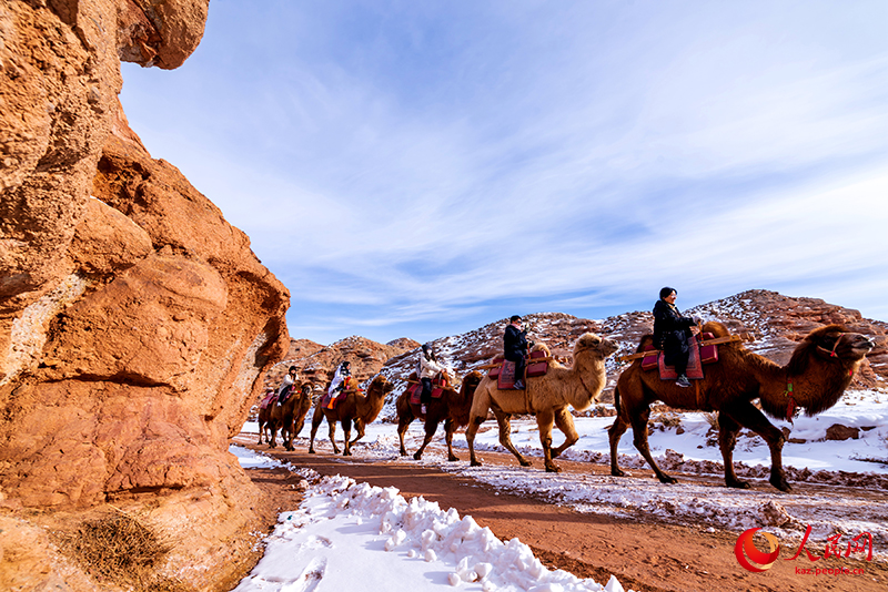 Ганьсудың Чжанъе қаласы Пиншань көлінің үлкен шатқалындағы таңғажайып көрініс