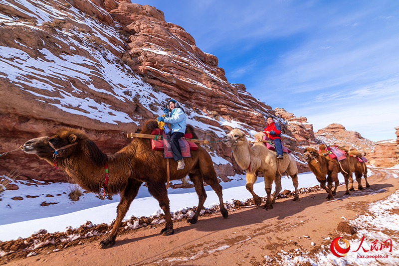 Ганьсудың Чжанъе қаласы Пиншань көлінің үлкен шатқалындағы таңғажайып көрініс