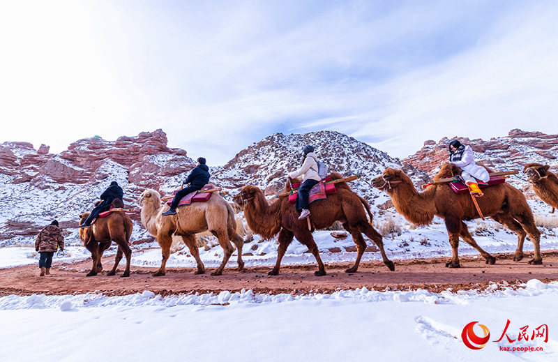 Ганьсудың Чжанъе қаласы Пиншань көлінің үлкен шатқалындағы таңғажайып көрініс