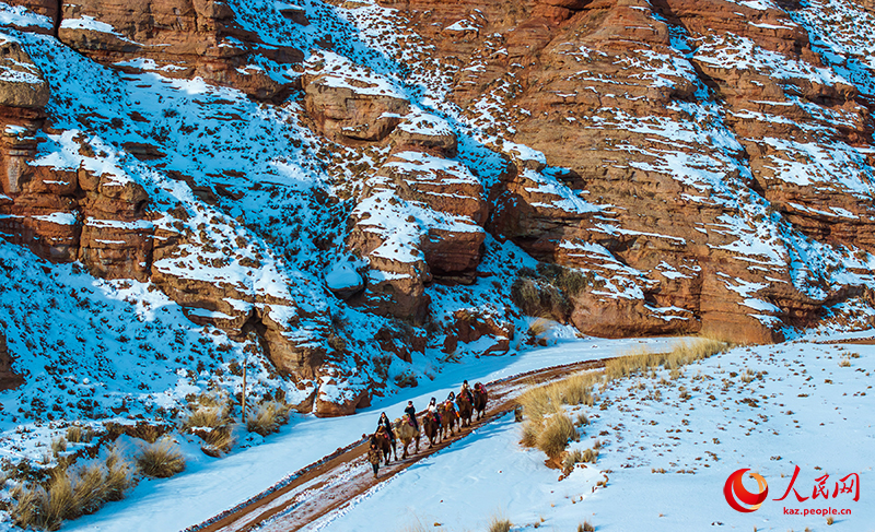 Ганьсудың Чжанъе қаласы Пиншань көлінің үлкен шатқалындағы таңғажайып көрініс