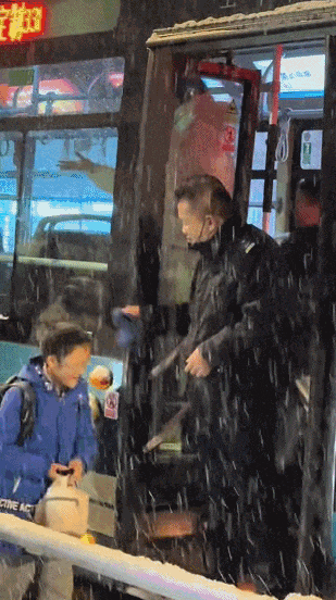 Қақаған қысты жылытқан көлік жүргізушісі