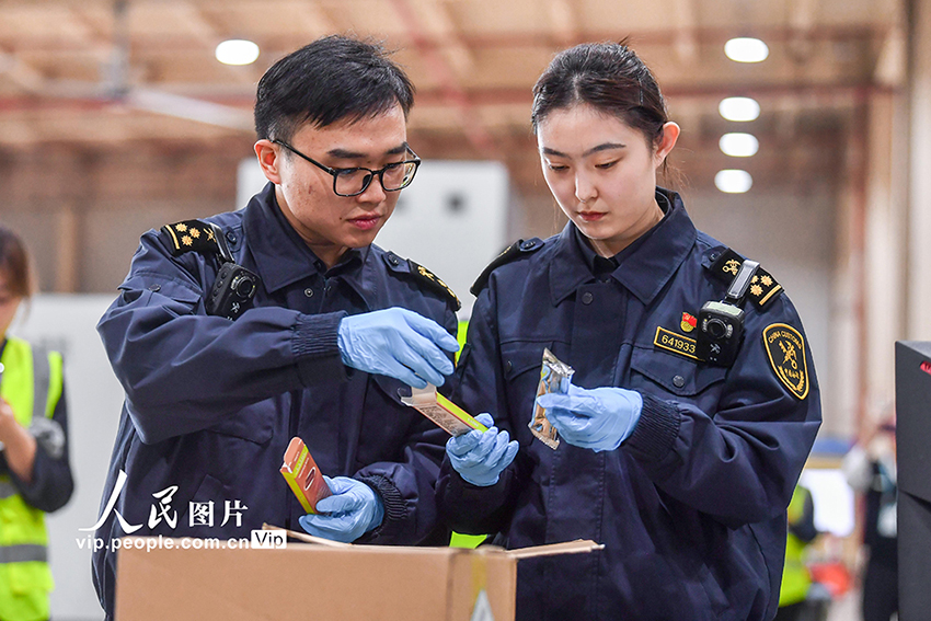 Хайнаньдағы кедендік операцияның бірінші күні: Хайкоу Мейлань әуежайы аралдан тарифсыз тауарлардың бірінші партиясын шығарды